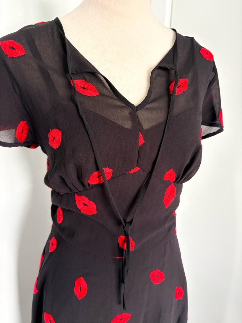 Voodoo Vixen Kiss dress - Picture 4 of 12